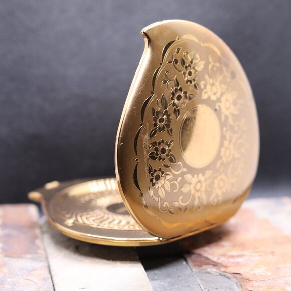 Vintage Elgin American Heart-Shaped Powder Compact – Gold-Tone Etched Design - Picture 2 of 11